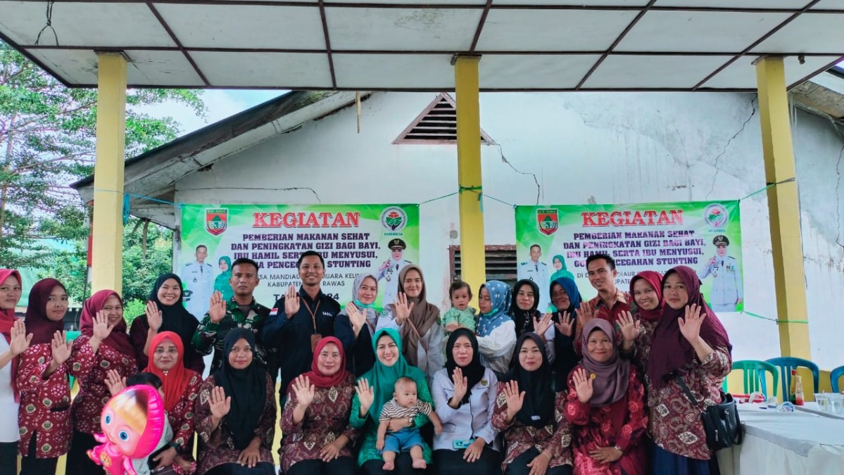 Cegah Stunting Pada Anak Babinsa Kodim 0406 Lubuk Linggau Dampingi Tenaga Kesehatan Berikan Imunisasi dan Vitamin Tambahan