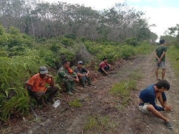 Melalui Komsos, Babinsa Mengajak Warga Untuk Tidak Membuka Lahan Dengan Cara Di Bakar