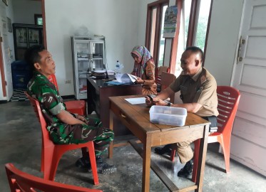 Jalin Sinergitas, Babinsa Koramil 406-04/Muara Lakitan Silaturahmi Di Kantor Kelurahan