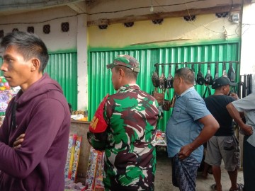 Pantau Situasi Pasar Tradisional, Babinsa Koramil 406-04/Muara Lakitan Komsos Dengan Pedagang