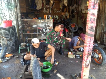 Komsos di Bengkel Motor, Babinsa Berikan Motivasi kepada pemilik bengkel di wilayah desa binaan