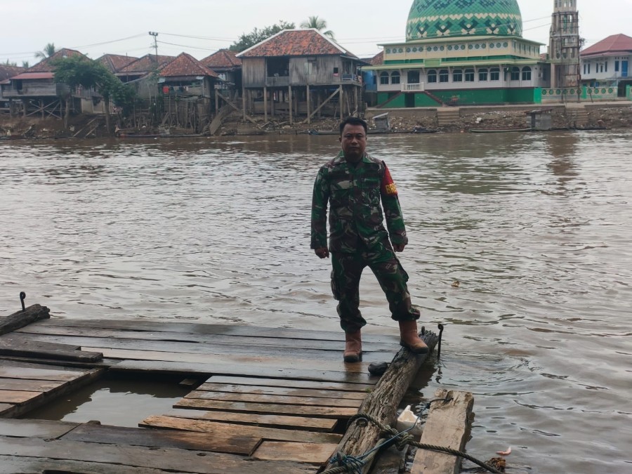 Giat rutin babinsa monitoring kegiatan Gulbencal pengecekan debit air sungai rawas.