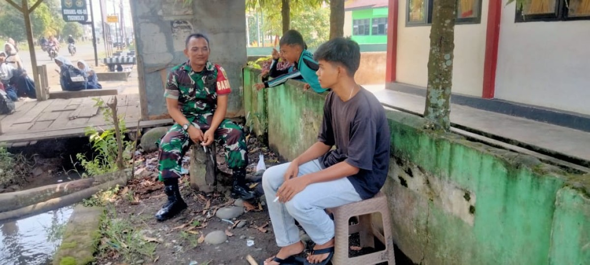 Melalui Komsos Babinsa Kelurahan Mangun Harjo Sosialisasikan Bahaya Narkoba dengan pemuda di wilayah desa binaan