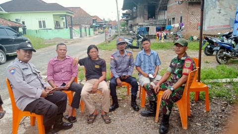 Bersama Bhabinkamtibmas, Linmas dan Warga Babinsa Koramil 406-05/Muara Kelingi Mengajak Untuk Bersama-sama Menjaga Kondusifitas Wilayah