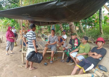 Babinsa melaksanakan kegiatan komsos dan silaturahmi ke masyarkat Desa Bahas Tentang Keamanan Dan ketertiban di wilayah desa binaan.