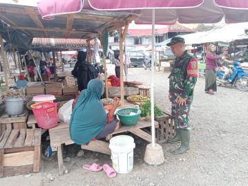 Jalani rasa keakraban dengan masyarakat, Babinsa melaksanakan kegiatan komunikasi sosial(komsos)