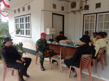 babinsa melaksanakan kegiatan Komsos Dengan Security Lonsum(Batu cemerlang) , Babinsa Himbau Tingkatkan Keamanan