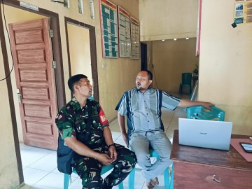 Waspadai judi online dan pinjol, Babinsa Jajaran Kodim 0406/Lubuklinggau komsos dengan sekdes di wilayah desa binaan.