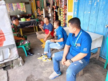 Babinsa melaksanakan kegiatan komsos rutin di desa binaan