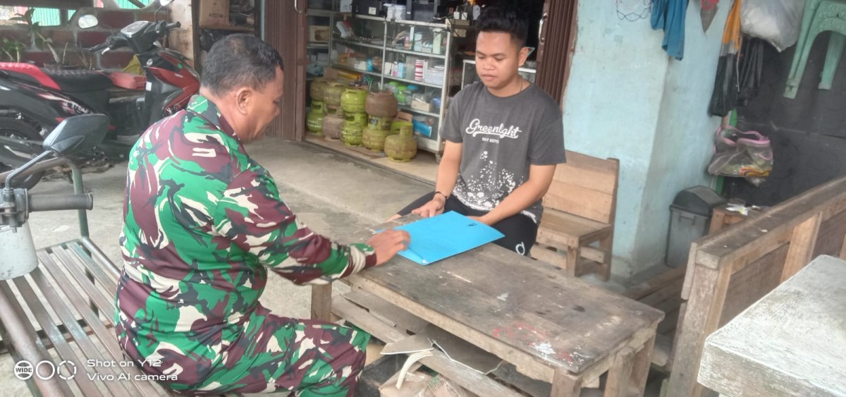 Babinsa Koramil 406-04/Muara Lakitan Komsos Bersama Warga Urus Administrasi pembuatan KTP