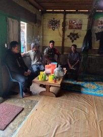 Babinsa melaksanakan kegiatan komsos dan silaturahmi ke masyarkat Desa Bahas Tentang Keamanan Dan ketertiban di wilayah desa binaan.