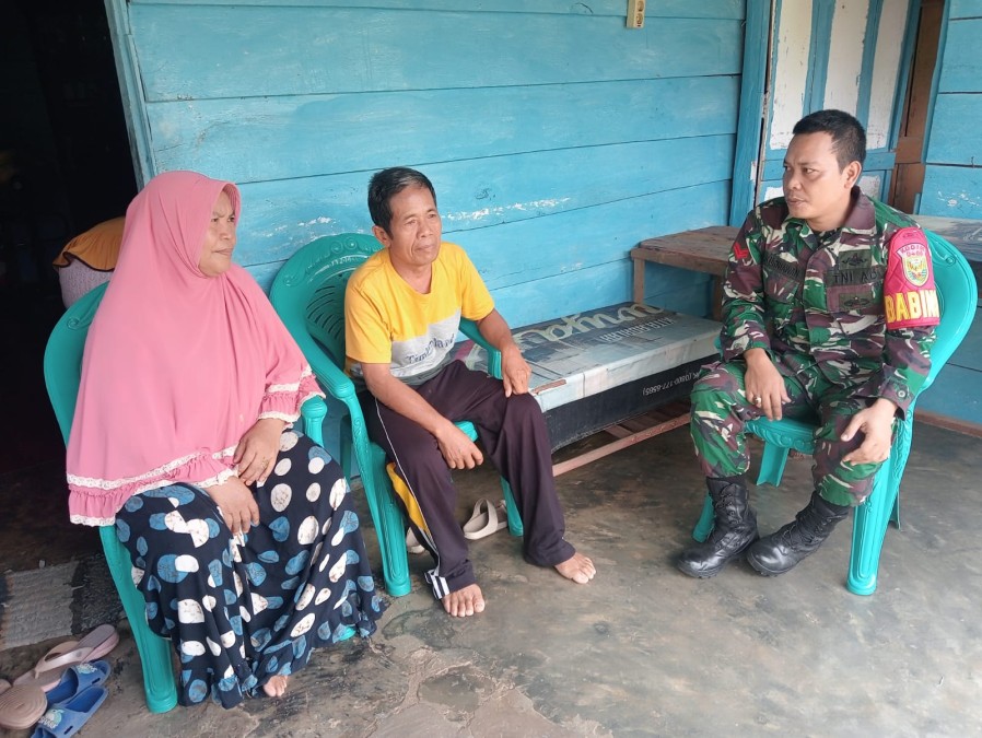 Tugas Rutin Babinsa. Koptu B Kurniawan Babinsa Koramil 406-09/Terawas Melaksanakan Komsos Di Wilayah Binaan.