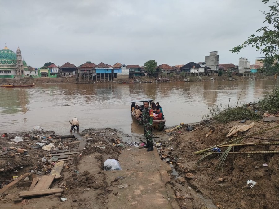 Antisipasi luapan sungai dan seringnya terjadi banjir, babinsa melaksanakan rutin kegiatan gulbencal Di tepian sungai desa binaan
