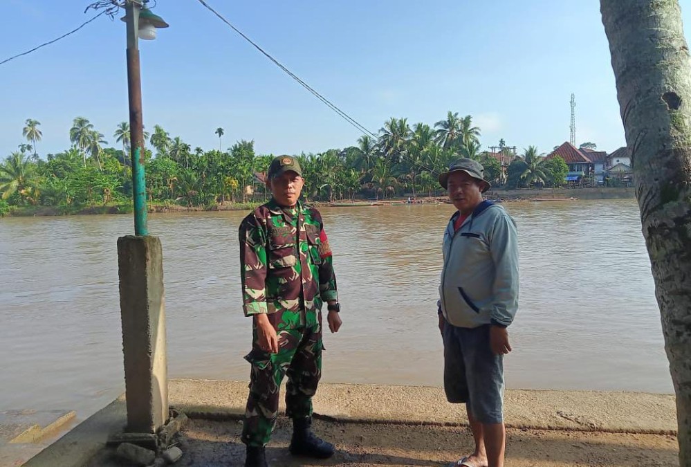 Rutinitas babinsa melaksanakan kegiatan gulbencal di desa binaan dalam mencegah banjir akibat luapan sungai rawas.