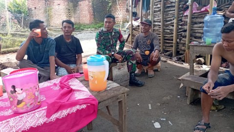 Terus Jaga Hubungan Baik, Babinsa Laksanakan Komsos Dengan Warga desa Binaan