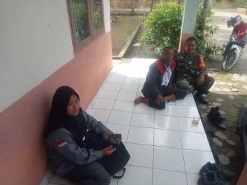 Babinsa Koramil 406-09/Terawas Melaksanakan Komsos Bersama Warga Di wilayah Binaan.