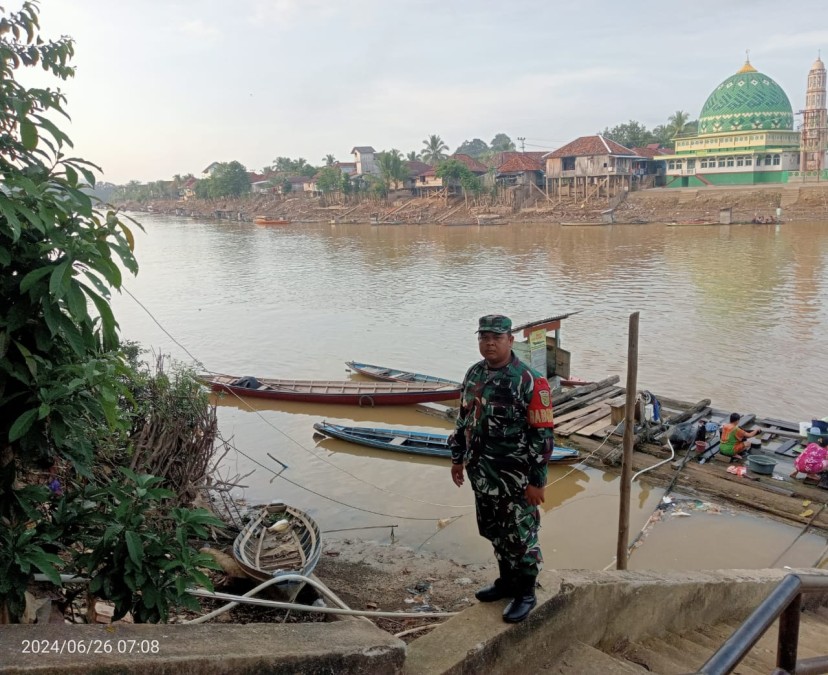 Babinsa melaksanakan monitoring kegiatan Gulbencal pengecekan debit air sungai rawas.