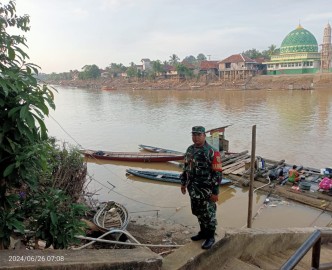 Babinsa melaksanakan monitoring kegiatan Gulbencal pengecekan debit air sungai rawas.