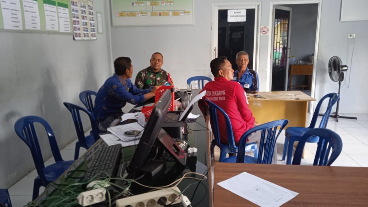 Tugas Rutin Babinsa. Sertu Zainal Abidin Babinsa Koramil 406-09/Terawas Melaksanakan Komsos Di Wilayah Binaan.