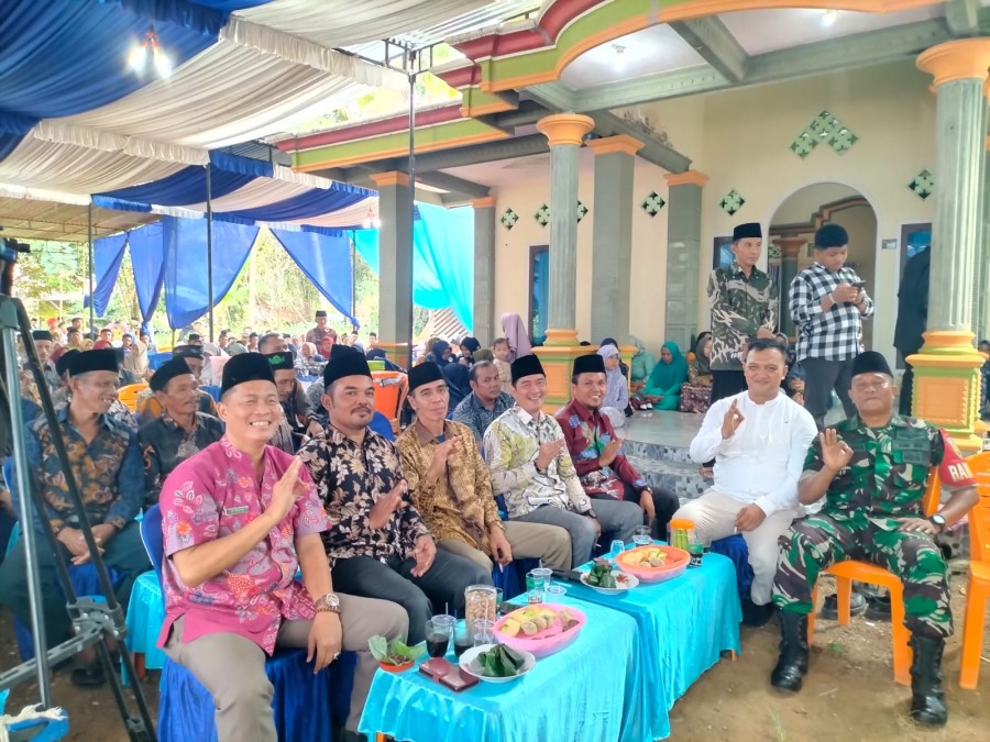 Babinsa Desa Tugu Sempurna Hadiri Acara Resepsi Pernikahan Anak Kepala Desa