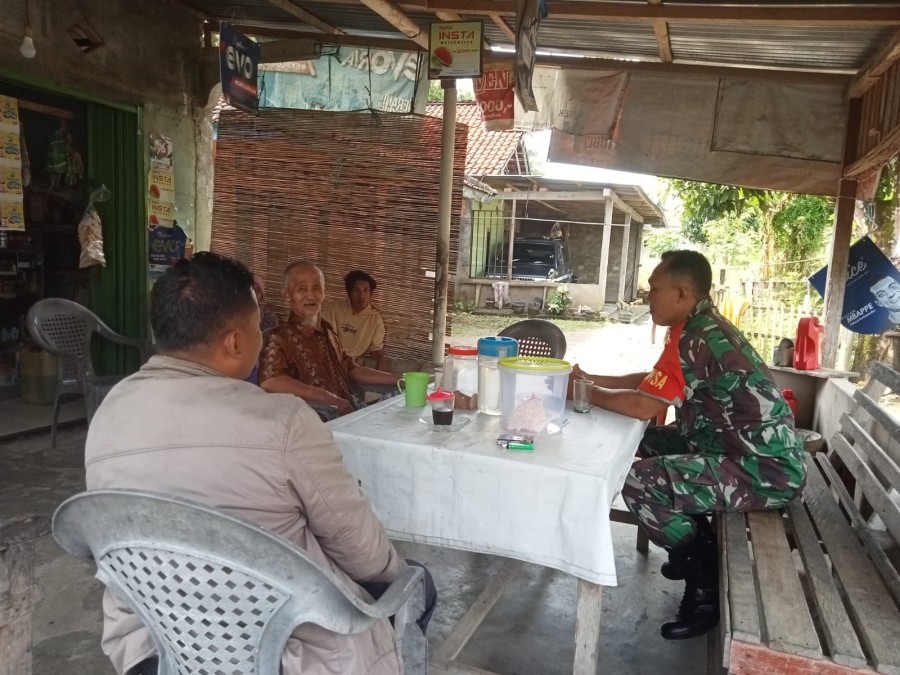 Tugas Rutin Babinsa. Serka Supaidi Babinsa Koramil 406-09/Terawas Melaksanakan Komsos Di Wilayah Binaan.