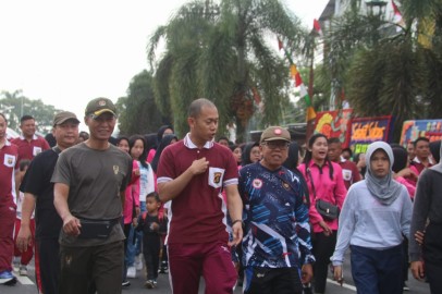 Turut Meriahkan HUT Bhayangkara Ke 78 Kasdim dan Para Danramil Kabupaten Musi Rawas Ikuti Jalan Sehat