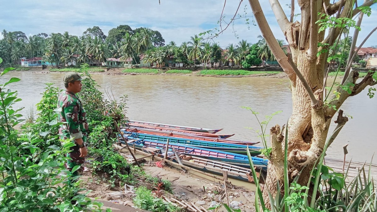 Babinsa melaksanakan monitoring kegiatan Gulbencal pengecekan debit air sungai rawas.