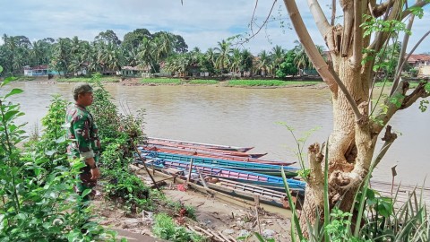Babinsa melaksanakan monitoring kegiatan Gulbencal pengecekan debit air sungai rawas.