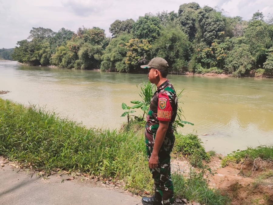 Mengingat cuaca yang tidak menentu Antisipasi Babinsa melaksanakan kegiatan gulbencal dan Rutin Pantau Debit Air Sungai rawas