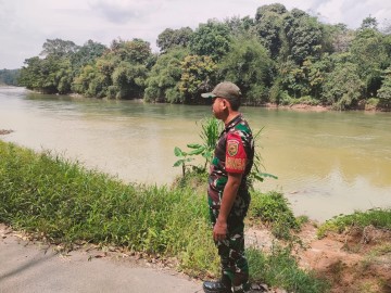 Mengingat cuaca yang tidak menentu Antisipasi Babinsa melaksanakan kegiatan gulbencal dan Rutin Pantau Debit Air Sungai rawas