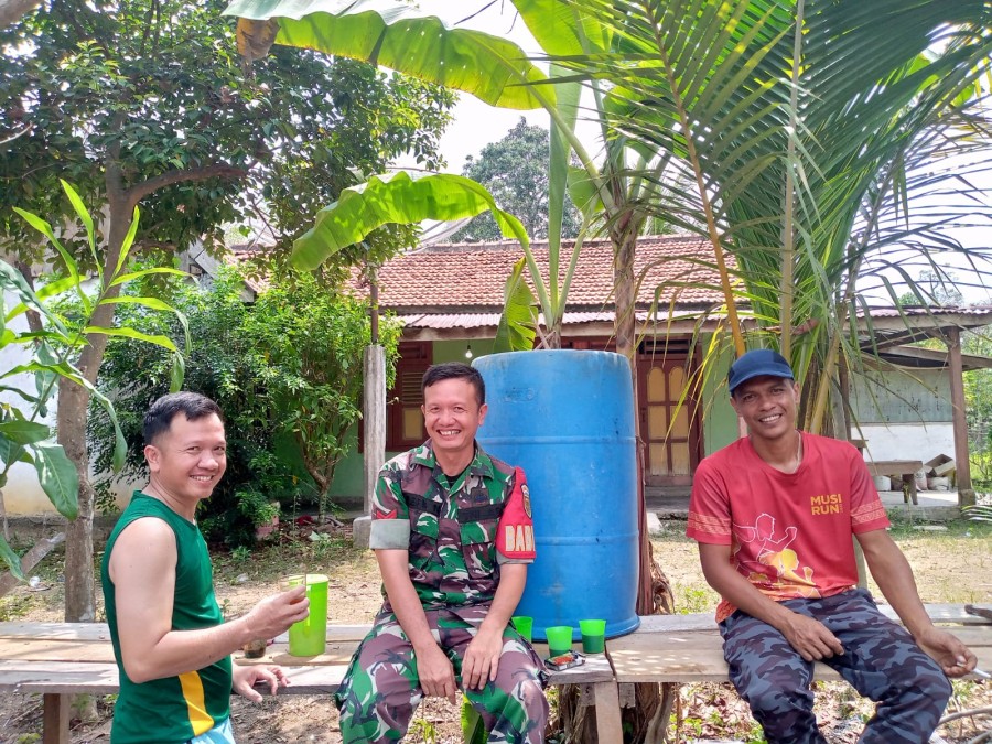 Jalani rasa keakraban dengan masyarakat Binaan, Babinsa melaksanakan kegiatan komunikasi sosial(komsos)