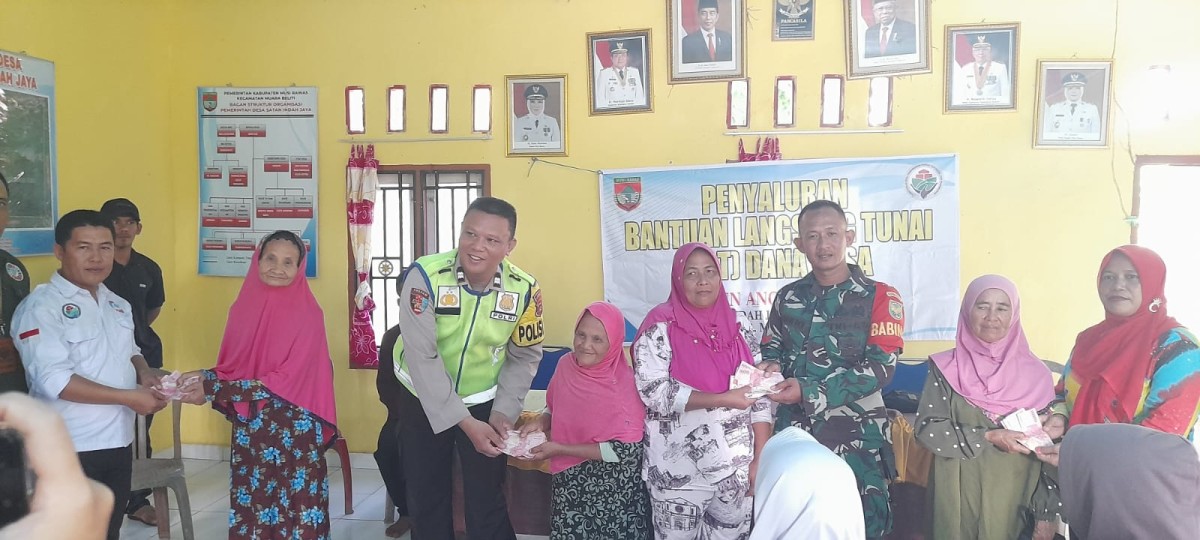 Sinergi Babinsa & Bhabinkamtibmas Kawal Penyaluran BLT-DD di desa satan indah