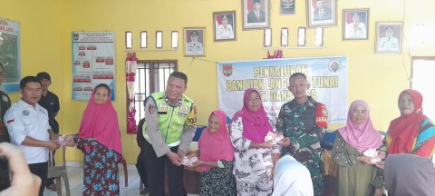 Sinergi Babinsa & Bhabinkamtibmas Kawal Penyaluran BLT-DD di desa satan indah