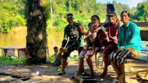 Musim Hujan, Babinsa Koramil 406-04/Muara Lakitan Serda Dimas Himbau dan Ingatkan Warga Waspada Bencana Alam