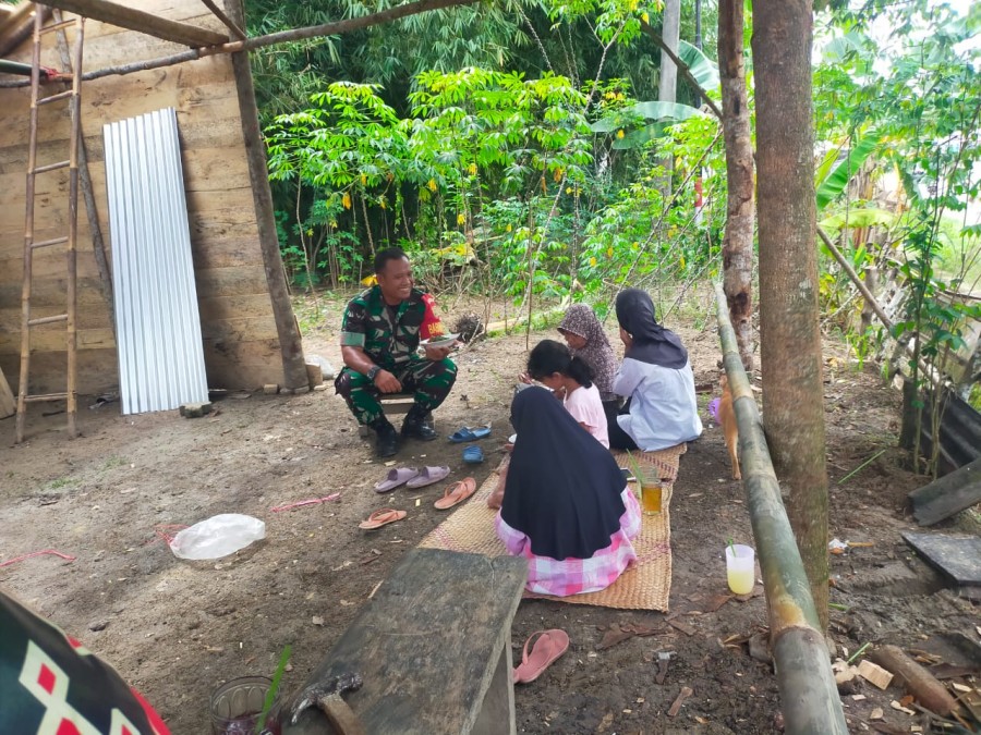 Jalin Kebersamaan, Babinsa jalin Komunikasi Sosial Dengan masyarakat Warga desa Binaan