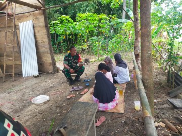 Jalin Kebersamaan, Babinsa jalin Komunikasi Sosial Dengan masyarakat Warga desa Binaan