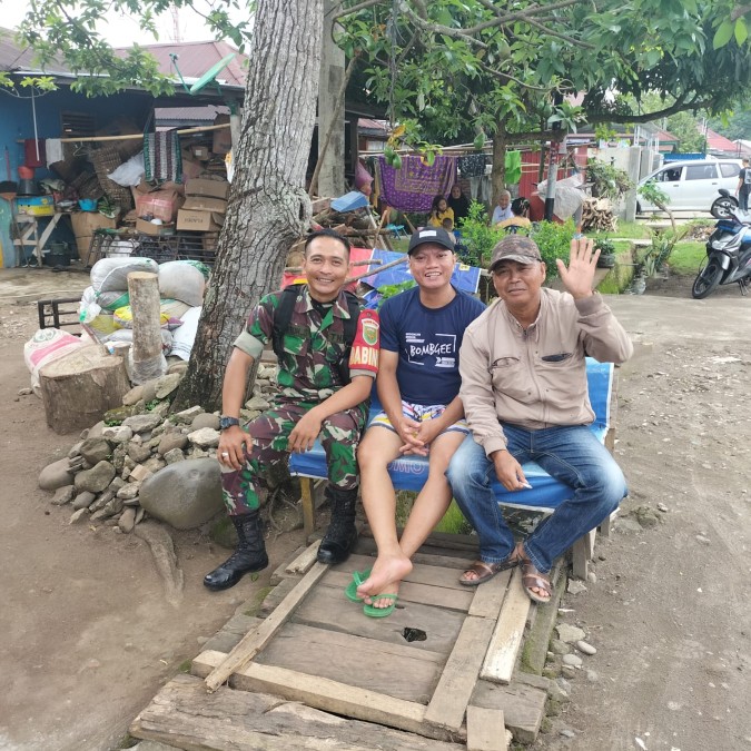 Meningkatkan Keamanan Babinsa Koramil 406-08/Lubuklinggau Serda Haeron Melaksanakan Komsos Di wilayah Binnan.