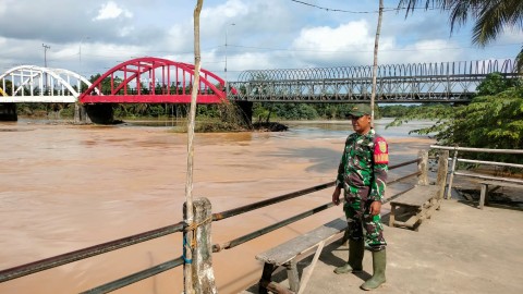 Babinsa melaksanakan monitoring kegiatan Gulbencal pengecekan debit air sungai rawas.