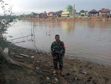 Antisipasi banjir akibat luapan sungai Babinsa melaksanakan monitoring kegiatan Gulbencal pengecekan debit air sungai rawas.