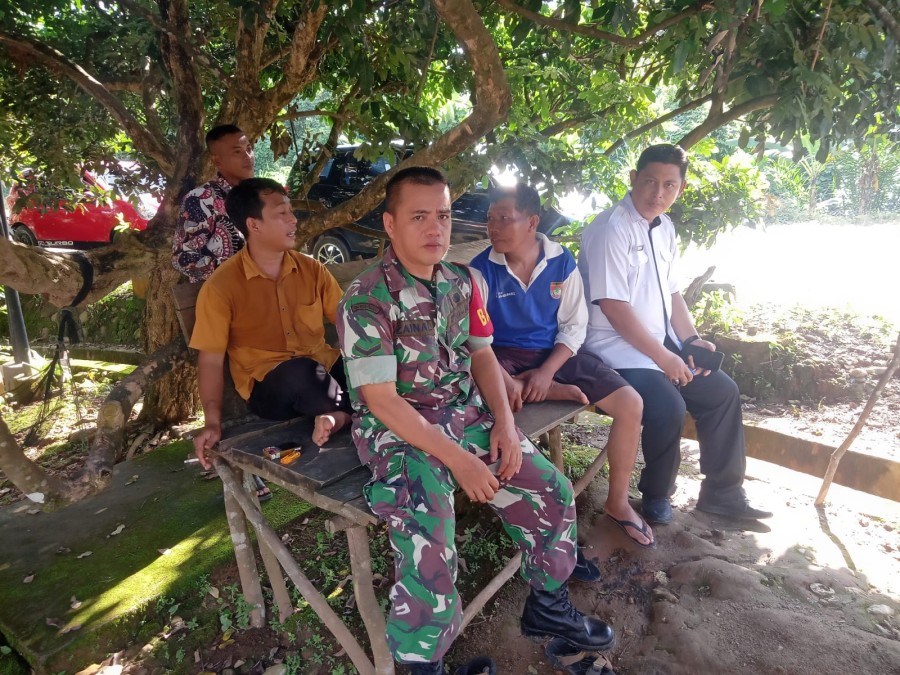 Tugas Rutin Babinsa. Serda Zainal Arifin Babinsa Koramil 406-09/Terawas Melaksanakan Komsos Di Wilayah Binaan.