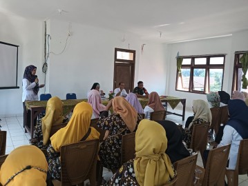 Babinsa Koramil 406-08/Lubuk linggau Melaksanakan pendampingan Penanggulangan Kejadian Luar Biasa Polio (PIN).