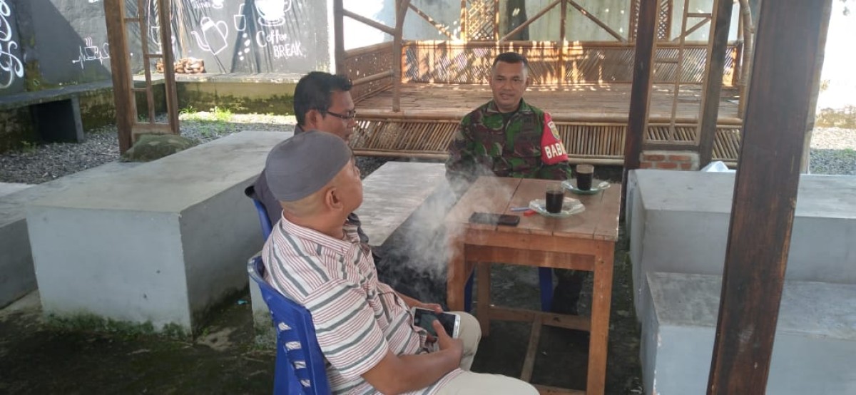 Meningkatkan Keamanan Babinsa Koramil 406-08/Lubuklinggau Serka Ari Melaksanakan Komsos Di wilayah Binnan.