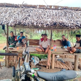 Babinsa Koramil 406-05/Muara Kelingi Membaur Bersama Warga Tingkatkan Kekompakan dan Kemanunggalan