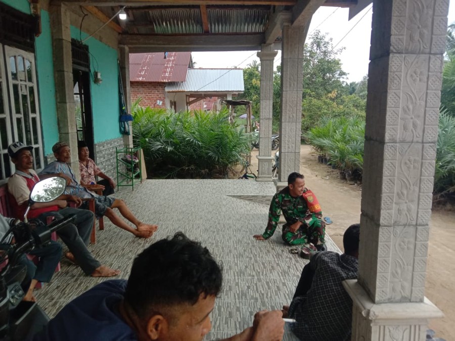 Babinsa Gempol Komsos Dengan Warga Desa Binaan