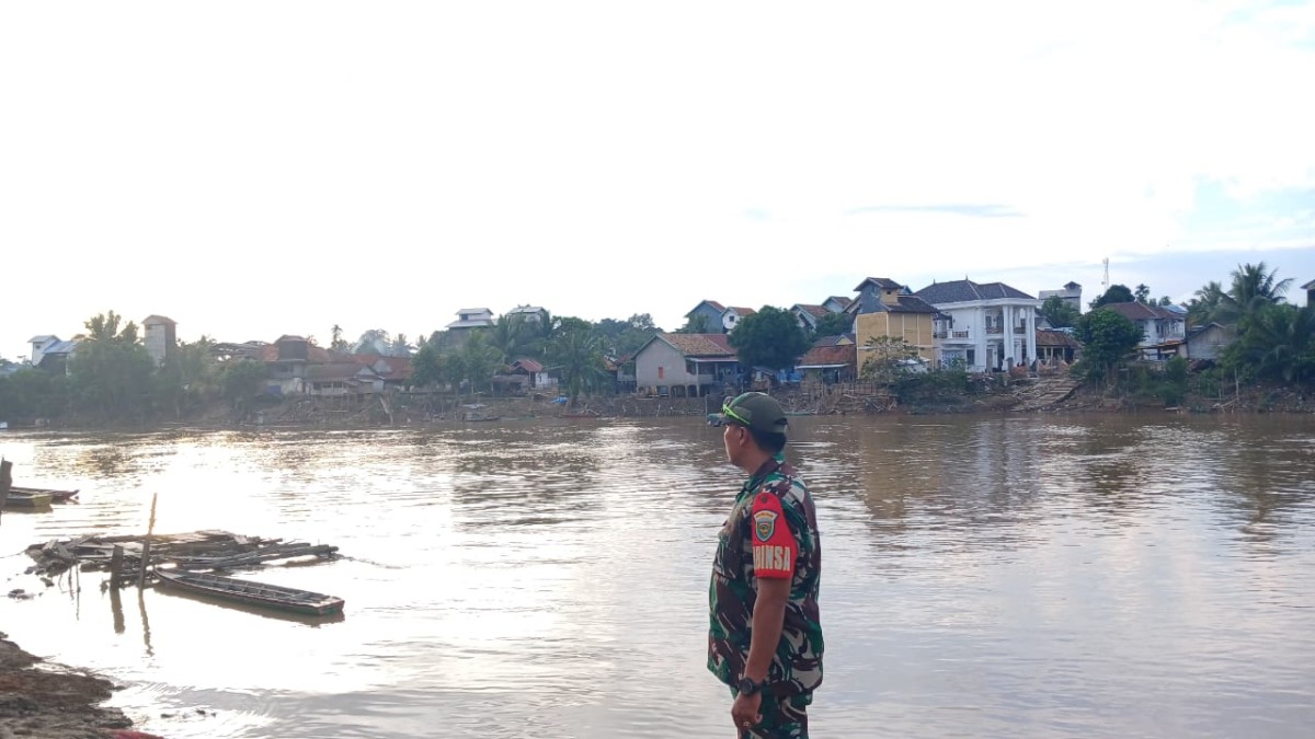 Antisipasi banjir akibat luapan sungai Babinsa melaksanakan monitoring kegiatan Gulbencal pengecekan debit air sungai rawas.