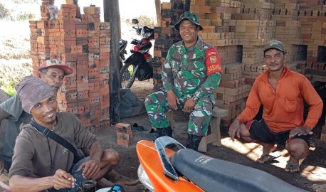 Dalam Meningkatkan Kesejahteraan Masyarakat Binaan,Serma Sutrisno Sambangi Pengusaha Batu Bata