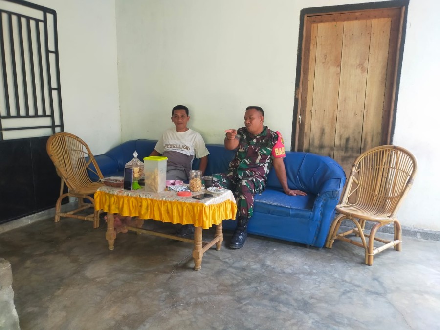 Jalin Silaturahmi, Babinsa Komsos Dengan Warga masyarakat Desa Binaan.