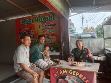 Manfaatkan Warung Kopi, Babinsa Tugumulyo Jalin Komsos Bersama Warga Binaan