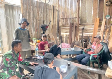 Melalui Komsos, Babinsa Berikan Himbauan Kamtibmas di Wilayah Binaan