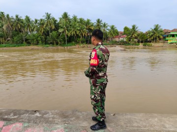 Babinsa melaksanakan monitoring kegiatan Gulbencal pengecekan debit air sungai rawas.
